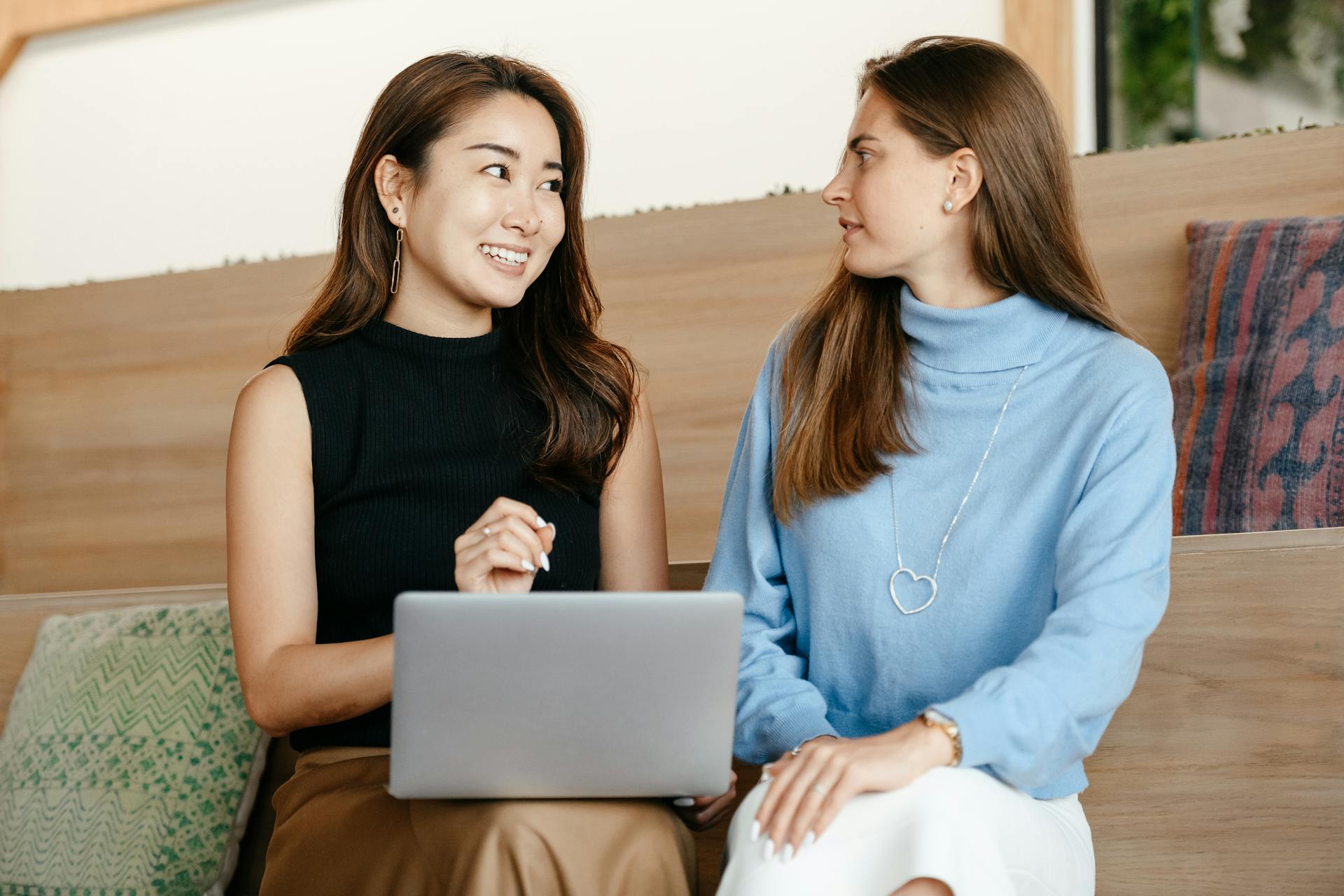 niveaux CECRL, niveau A1, niveau A2, niveau B1, niveau B2, niveau C1, niveau C2, compréhension orale, compréhension écrite, expression orale, expression écrite, vocabulaire de base, vocabulaire intermédiaire, vocabulaire avancé, grammaire fondamentale, grammaire complexe, interaction simple, interaction fluide, production de textes, production d’arguments, autonomie linguistique, compétences communicatives, progression continue, certification officielle, apprentissage structuré, didactique FLE, supports pédagogiques, examens officiels, évaluation CECRL.